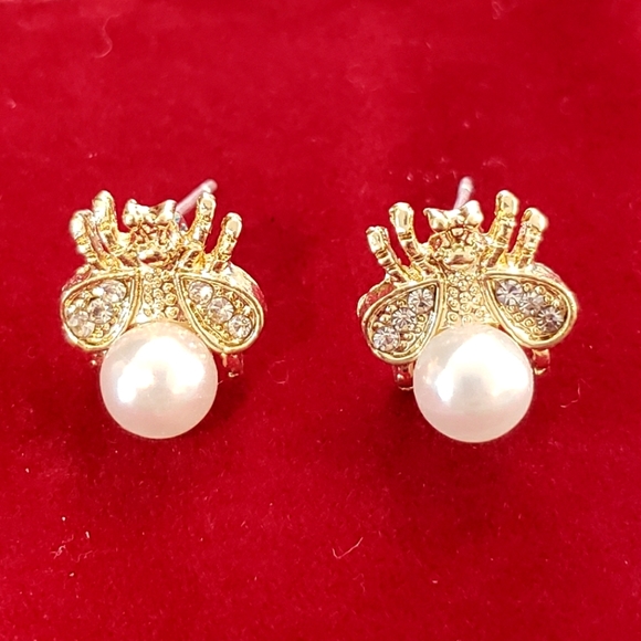 Jewelry - Pearl Bee Stud Earrings